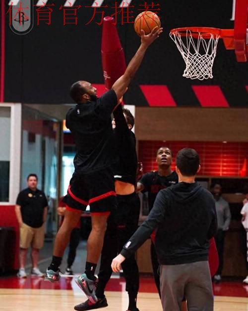 严阵以待！火箭社媒晒火箭球员进行赛前热身的花絮视频